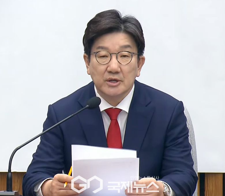▲권성동 국민의힘 원내대표는 15일 오전 국회에서 원내대책회의를 주재하며 대선 경선 후보자와 캠프는 정책과 비전 그리고 본선 경쟁력을 높고 국가와 국민의 미래가 우리에게 달려 있다는 각오로 페어플레이를 해달라고 당부하고 있다./사진=이용우 기자