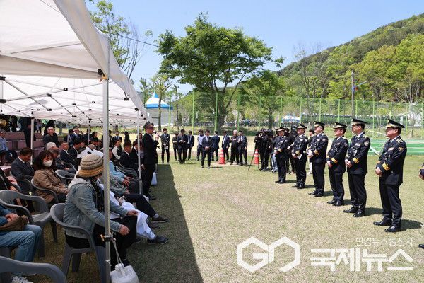 김성희 경남경찰청장과 경찰간부들이 유가족께 사죄하고 있다.