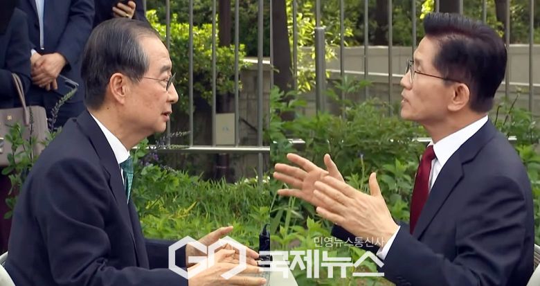 ▲한덕수 무소속 대선 예비후보와 김문수 국민의힘 대선 후보는 8일 오후 국회 사랑재 커피숍에서 만나 단일화 방안 등에 대해 깊은 대화를 나누고 있다./사진=이용우 기자