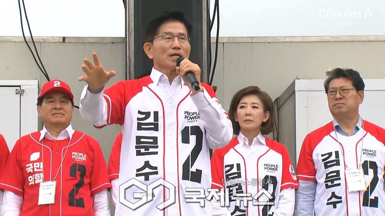 ▲김문수 국민의힘 대통령 후보는 16일 오전 경기도 수원 지동시장 유세에서 정조대왕의 꿈, 대한민국 정치를 바꿔보겠다는 수원의 꿈을 김문수가 수원시민과 함께 이루겠다\"며 지지를 호소하고 있다./국민의힘