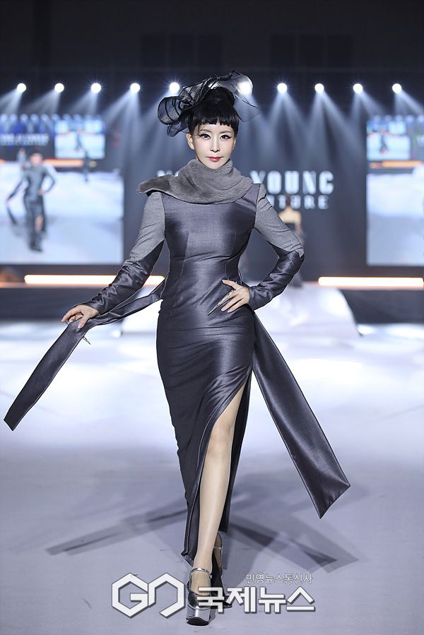 ▲ 'YOU JI YOUNG Haute Couture(오트 쿠튀르)' 패션쇼 모델 이수진 / ⓒ이대웅 기자