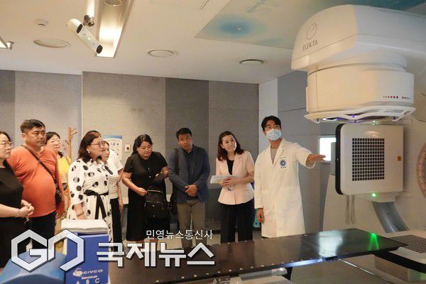 몽골 바가항가이구 공무원 연수단이 방사선종양학과를 둘러보고 있다/제공=동남권원자력의학원