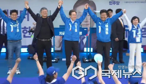 (사진/윤은중 기자) 24일 오후 안산문화광장에서 더불어민주당 이재명 후보(가운데)가 안산지역 국회의원들과 함께 6. 3 대통령선거 필승을 다짐하고 있다.