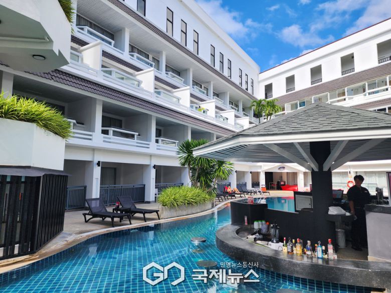 래디슨 레드 푸켓 파통 비치 메인풀. 사진/유지현 기자