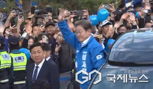 (사진/윤은중 기자) 더불어민주당 이재명 후보가 24일 오후 안산문화광장에 도착, 차에서 내리면서 안산시민들에게 손을 흔들어 인사하고 있다.