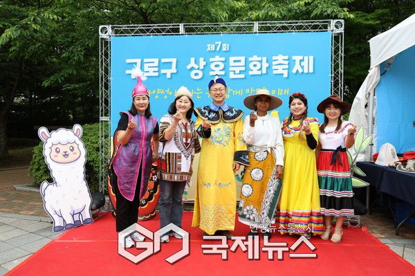 장인홍 구로구청장(사진 가운데)이 세계전통의상 체험을 하고 기념사진을 촬영하고 있다(사진=구로구청)