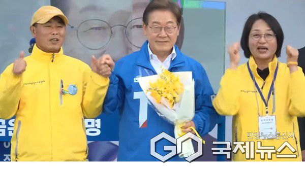 (사진/윤은중 기자) 24일 오후 세월호 유가족대표가 더불어민주당 이재명 후보에게 노란꽃다발을 전달하고이재명 후보를 외치고 있다..