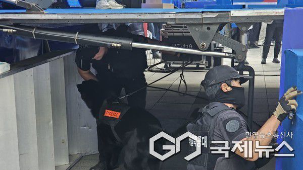 (사진/윤은중 기자) 24일(토) 오후 안산문화광장에서 경찰특공대원이 경찰견과 함께 유세무대를 수색하고 있다.