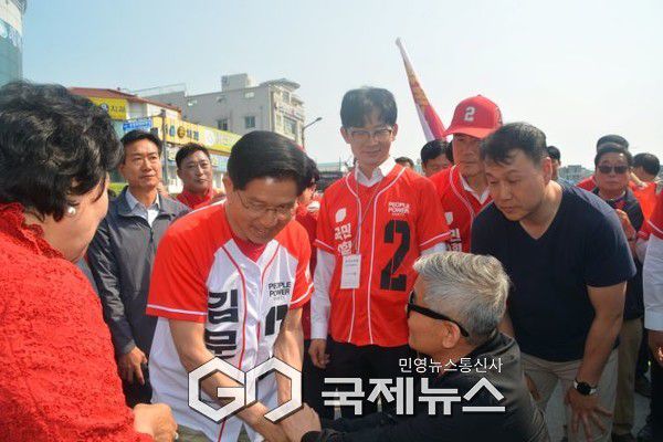 김문수 후보가 유세장으로 이동중에  만난 장애인과 반갑게 인사를 나누며 이야기를 하고 있다/박의규 기자