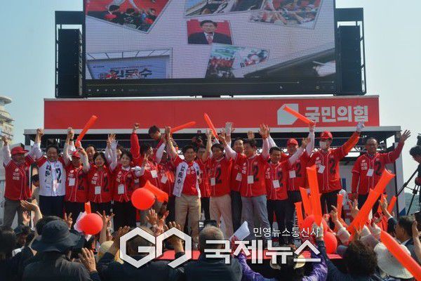 김문수 대선 후보가 강승규 예산,홍성 국회의원을 비롯 홍성군의원.예산군의원들이 6월3일 대선에서 반드시 승리하겠다고 다짐 했다/박의규 기자