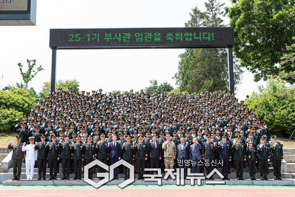 김선호 국방부장관 직무대행과 임관 부사관들이 기념사진을 촬영하고 있다.(사진제공.육군)