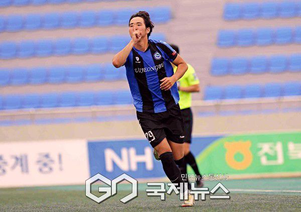 FC의정부U18 김성민이 10일 월명종합경기장에서 열린 2025 금석배 전국고등축구 U-17 유스컵 서울경희고와 4강전 승부차기 마지막 키커로 나서 침착하게 승부의 마침표를 찍고 기뻐하고 있다(사진=김병용 기자)