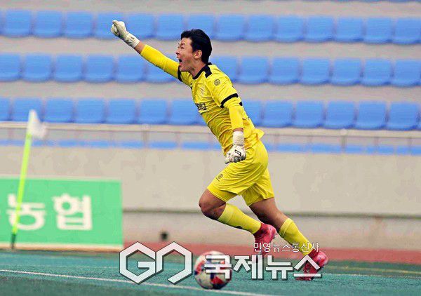 대전 유성생명과학고 박세현 골키퍼가 10일 월명종합경기장에서 열린 2025 금석배 전국고등축구 U-17 유스컵 평택진위U18과 4강전 승부차기에서 상대 네 번째 믹을 막아내 승리가 확정되자 포효하고 있다(사진=김병용 기자)