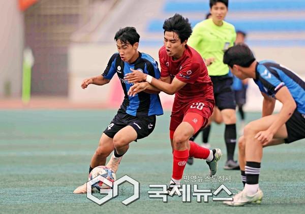 FC의정부U18 에이스 최시후가 10일 월명종합경기장에서 열린 2025 금석배 전국고등축구 U-17 유스컵 서울경희고와 4강전에서 상대 이대홍과 치열한 볼 다툼을 펼치고 있다(사진=김병용 기자)