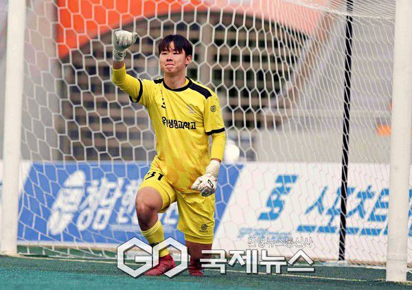 대전 유성생명과학고 수문장 박세현이 10일 월명종합경기장에서 열린 2025 금석배 전국고등축구 U-17 유스컵 평택진위U18과 4강전 승부차기에서 두 번째에 이어 네번킥가지 막아내고 기뻐하고 있다(사진=김병용 기자)