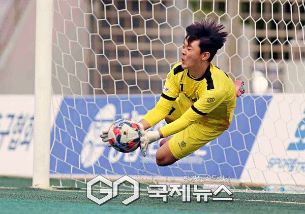 대전 유성생명과학고 수문장 박세현이 10일 월명종합경기장에서 열린 2025 금석배 전국고등축구 U-17 유스컵 평택진위U18과 4강전 승부차기에서 상대 두 번째 킥을 막아내고 있다(사지ㄴ=김병용 기자)