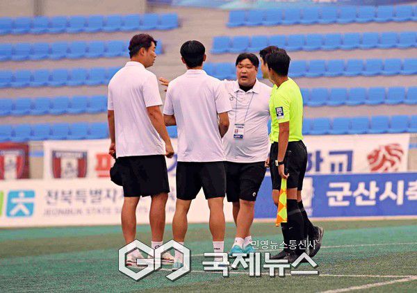 서울경희고 박재용 감독과 코칭스태프들이 10일 월명종합경기장에서 열린 2025 금석배 전국고등축구 U-17 유스컵 4강전 종료 후 심판들에게 거센 항의를 하고 있다(사진=김병용 기자)