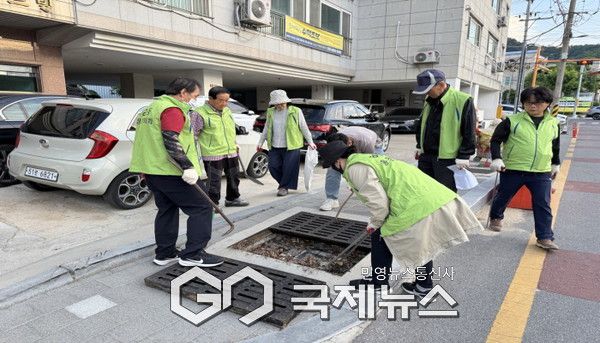 하망동 통장협의회는 장마철 침수 예방 위한 맨홀 환경정비를 실시했다
