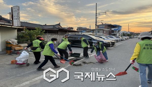 하망동 통장협의회는 장마철 침수 예방 위한 맨홀 환경정비를 실시했다