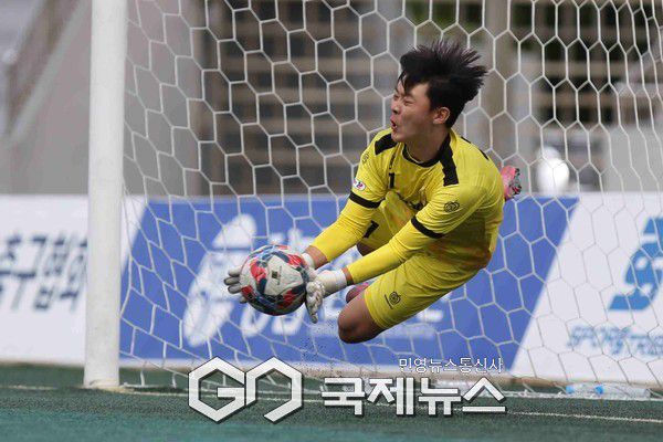 유상생명과학고 수문장 박세현이 10일 월명종합경기장에서 열린 2025 금석배 전국고등축구 U-17 유스컵 평택진위U18과 4강전 승부차기에서 신들린 선방으로 상대 킥을 막아내고 있다(사진=김병용 기자)