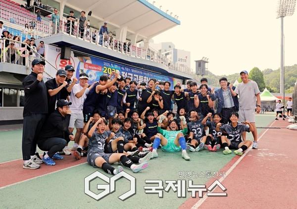 고창북고 선수단이 6일 월명종합경기장ㅇ에서 열린 2025 금석배 전국고등축구 U-17 유스컵 16강전에서 우승 후보 서울상문고을 꺾는 이변을 창출한 후 기념 촬영에 임하고 있다(사진=김병용 기자)