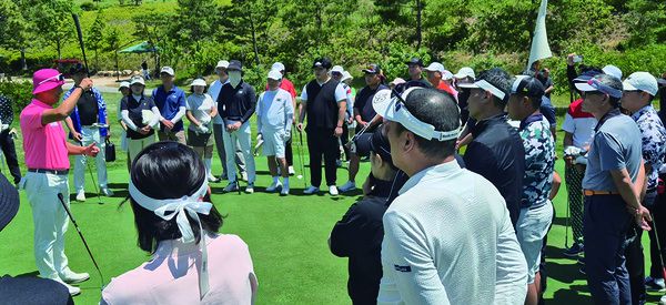 (사진=이재형기자)꿀팁을 얻는 프로의 원포인트 레슨 모습