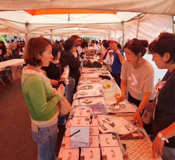 제주여자중·고등학교총동문회(회장 고숙희)는 지난 14일(토) 동문 선·후배가 함께하는 나눔과 교류의 장인 ‘아름다운 동행 동백동문 나눔 바자회’를 성황리에 개최했다..[사진=제주여자중·고등학교총동문회]