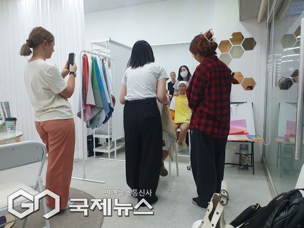 지하도 상가 무료 퍼스널 컬러 진단 이벤트에 참여 중인 외국인들