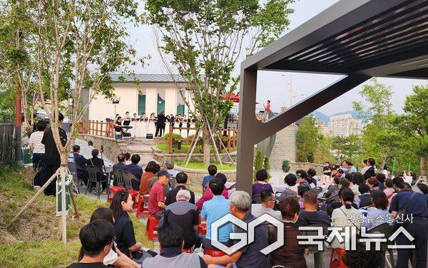 제천챔버콰이어 합창단 남현동 야외공연 모습(사진=제천시)