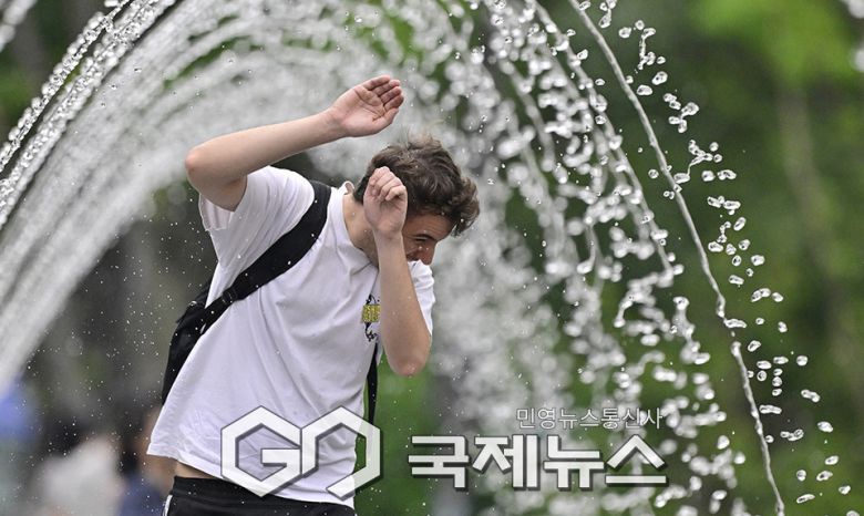 도심 기온 30도, 터널분수대에서 더위를 식혀요 (사진=안희영 기자)