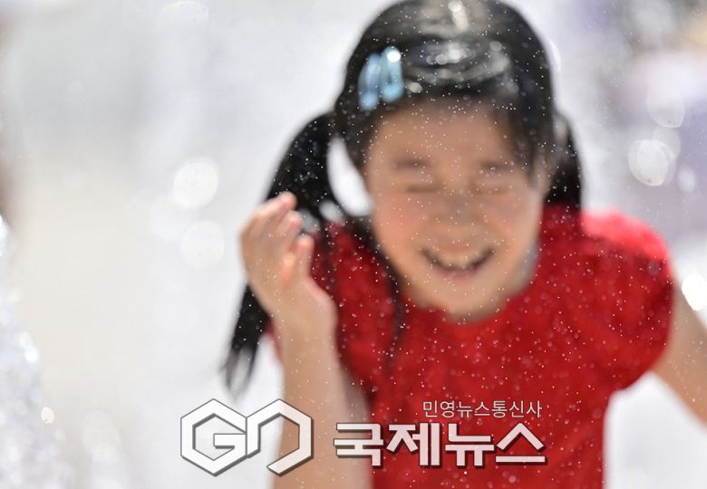 장마 기간, 도심 달군 30도/시원한 곳 찾은 시민들 (사진=안희영 기자)