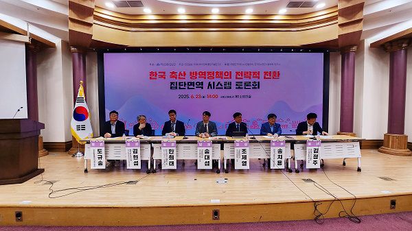 왼쪽부터 도규송 강원동물병원약품 원장, 김현섭 행복한농장 대표(전 한국양돈수의사회 회장), 민희태 한국과학기술연구원(KIST) 책임연구원, 송대섭 서울대학교 수의과대학 교수, 조제열서울대학교 수의과대학 교수, 송치용 한국가금수의사회 회장, 김정주 농림축산식품부 구제역방역과 과장