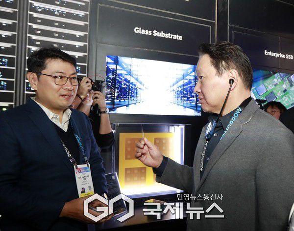 최태원 SK 회장이 지난 1월 미국 라스베이거스에서 열린 'CES 2025' 행사장에 마련된 SK 전시관에서 유리기판을 살펴보고 있다