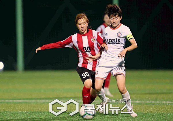 챔피언 세종고려대 진혜린이 27일 합천군민체육공원 4구장에서 제33회 여왕기 전국여자대학축구대회 대덕대덕와 마지막 예선전에서 상대 신예지와 치열한 볼 경합을 펼치고 있다(사진=김병용 기자)