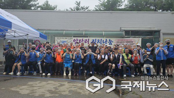 (사진/윤은중 기자) 28일 오후 안산 사동 행복나눔터에서 열린 알타리 김치나눔 봉사 활동을 펼친 회원들이 기념촬영을 하고 있다.