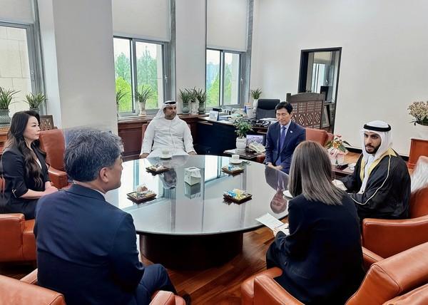 아랍에미리트UAE  관게자들과 환담을 나누고 있는 대한바자르 (DHB그룹) 김옥주 회장