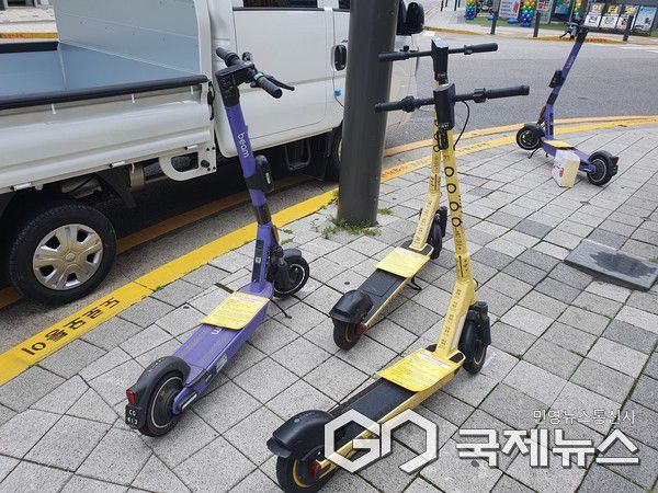 횡단보도 주변에 전동킥보드가 무단으로 방치된 모습. 하남시는 7월부터 불법 주정차된 전동킥보드 등 개인형 이동장치(PM)에 대해 본격적인 견인 조치에 나선다.(사진=하남시)