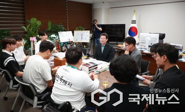 이상일 용인시장은 1일 시장실에서 열린 용인시 직장운동경기부 장애인수영팀 우승 메달 봉납식에서 선수들을 격려했다(사진=용인시)