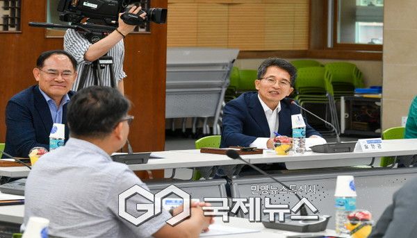 유정근 영주시장 권한대행이 드론산업육성 자문단 위촉식에서 발언하고 있다