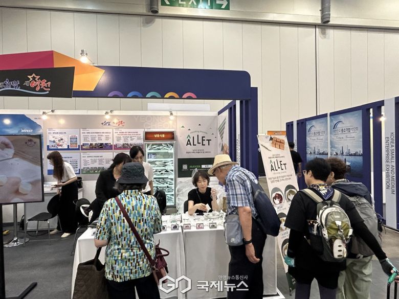 (제공=영천시) 대한민국 중소기업 박람회에 마련된 영천시 ㈜태산, 농업회사법인 ㈜동방제유 부스를 찾은 방문객들