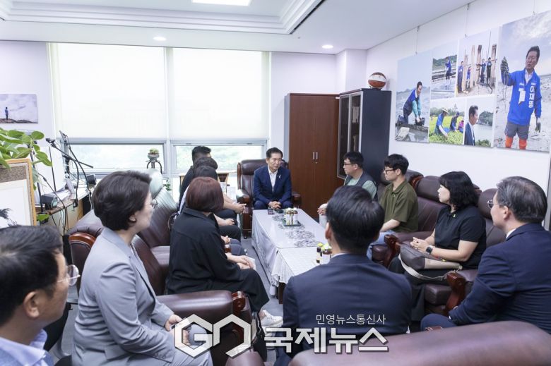 ▲정청래 더불어민주당 당대표 선서 출마자는 3일 국회의원회관에서 오송 참사 유가족·생존자들과 간담회를 하고 있다./정청래의원실