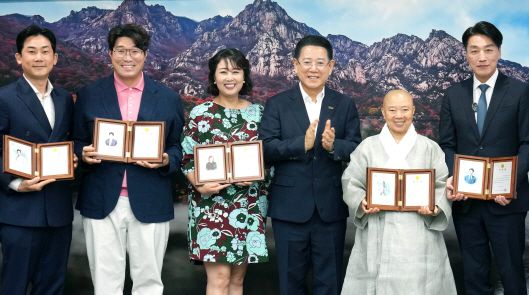 ▲김영록 전라남도지사가 7일 도청 접견실에서 열린 2025 남도국제미식산업박람회 홍보대사 위촉식에서 정관스님, 오세득 셰프, 홍신애 셰프, 임희원 셰프, 유튜버 마츠다에게 홍보대사 위촉장을 수여했다. ⓒ전남도