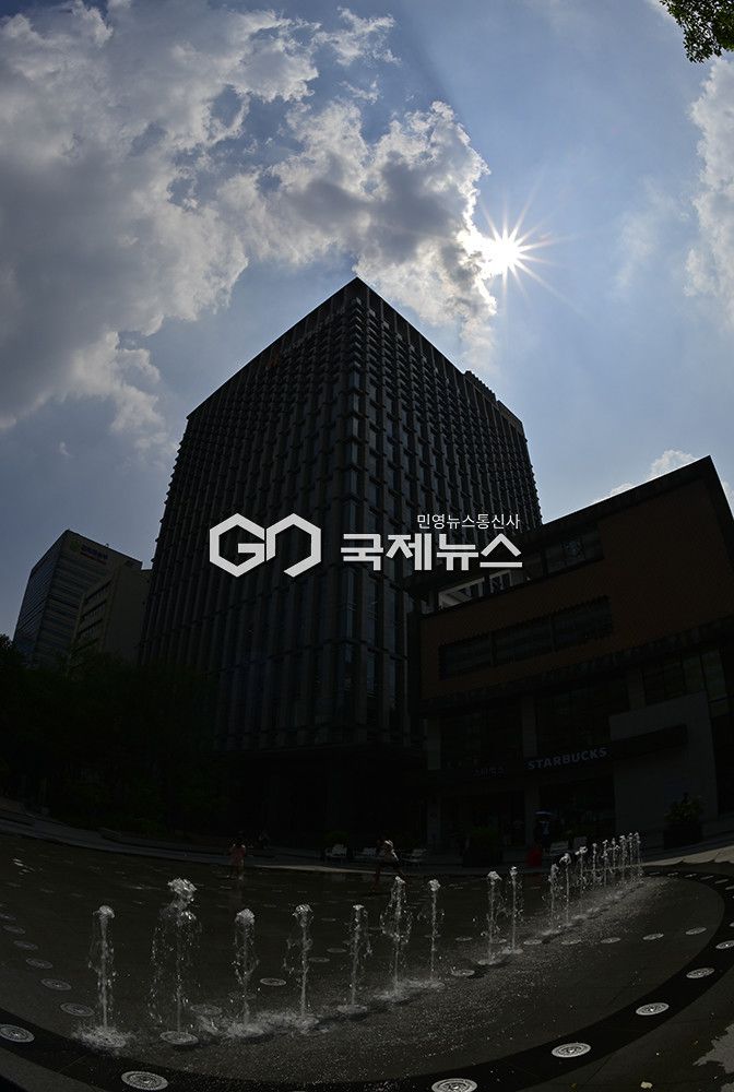 폭염에 갖힌 도심, 분수대에서 더위 잊어요! (사진=안희영 기자)
