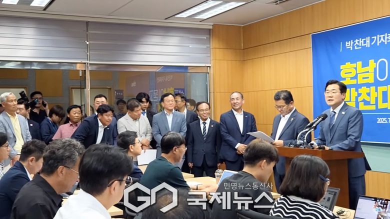 ▲박찬대 더불어민주당 대표 출마자는 8일 오전 전북도의회 브리핑실에서 내란 완전종식 '내란특별법' 발의 기자회견을 하고 있다./박찬대TV