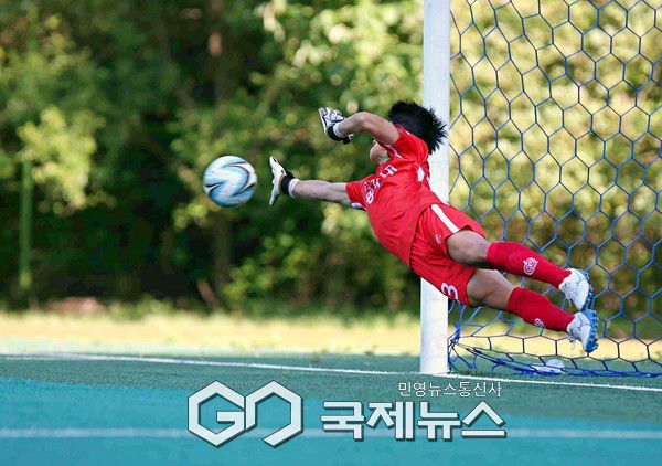 광주대 주전 수문장 김범성이 9일 강원관광대 인조구장에서 열린 데61회 태백산기 추계대학축구연맹전 가야대와 20강전 승부차기에서 눈부신 선방으로 연속 상대 킥을 막아내고 있다(사진=김병용 기자)