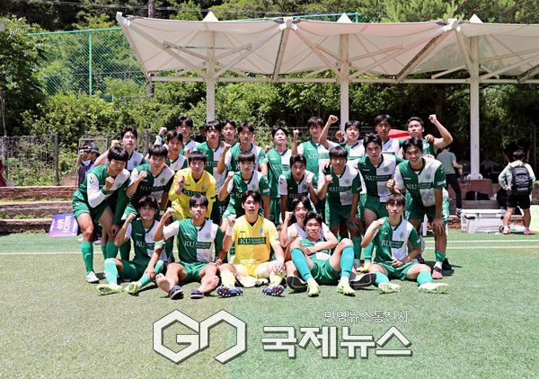 춘계 챔피언 건국대 선수단이 9일 고원 인조 2구장에서 열린 데61회 백두대간기 추계대학축구연맹전 초당대와 20강전 승리로 16강 진출 확정 후 기념 촬영에 임하고 있다(사진=김병용 기자)