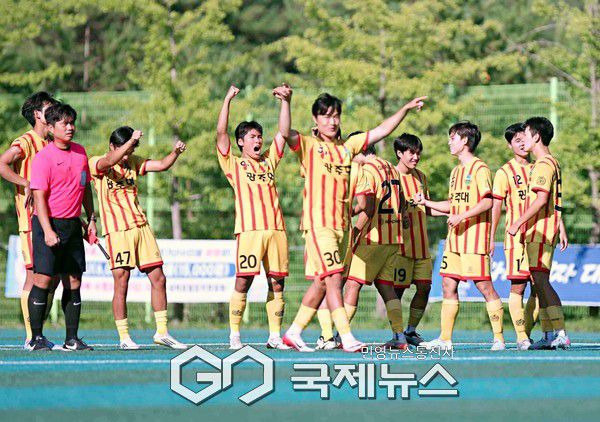 광주대 주전 수문장 김범성이 9일 강원관광대 인조구장에서 열린 데61회 태백산기 추계대학축구연맹전 가야대와 20강전 승부차기에서 상대 킥을 막아내자 선수들이 기뻐하고 있다(사진=김병용 기자)