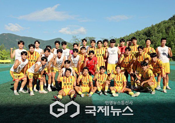 광주대 선수단이 9일 강원관광대 인조구장에서 열린 데61회 태백산기 추계대학축구연맹전 가야대와 20강전 승부차기 끝 승리해 16강 진출 확정 후 기념 촬영에 임하고 있다(사진=김병용 기자)