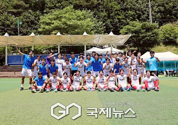 대구대 축구부 선수단이 제21회 백두대간기 추계대학축구연맹전 4강 진출 확정 후 포효하고 있다(사진=김병용 기자)