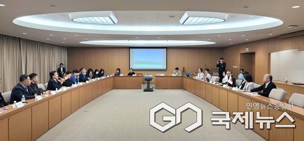 (사진제공=북구) 박천동 북구청장과 북구의회 의원 등 북구 일본 방문단이 14일 도요타 시청에서 도요타시 츠지 쿠니에 부시장, 도요타시의회 타시로 켄 부의장과 민간분야 교류 추진방안에 대한 의견을 나누고 있다.